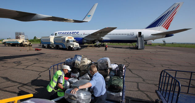 Si caricano i bagagli sui voli verso l'Italia (Foto: Vitaly Ankov / Ria Novosti)