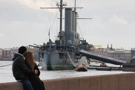 L’equipaggio militare ha lasciato lo storico incrociatore Aurora, che ora sarà definitivamente convertito in museo (Foto: Itar-Tass)