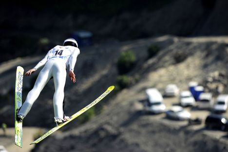 Anche d'estate con gli sci ai piedi per le competizioni di ski-jumping che si tengono a Krasnaya Polyana, vicino a Sochi (Foto: Mikhail Mordasov )