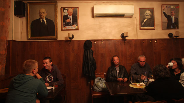 Le ryumochnye, atmosfera da pub londinese e cibo della cucina tradizionale russa (Foto: Kommersant)