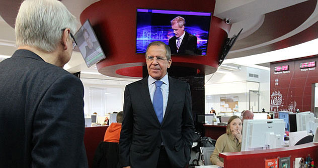 Il ministro degli Esteri russo Sergei Lavrov in visita alla redazione di "Rossiyskaya Gazeta" e del network internazionale "Russia Beyond the Headlines", di cui "Russia Oggi" fa parte (Foto: Sergey Kuksin / Rossiyskaya Gazeta)