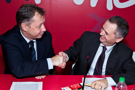 Il direttore del Fondo Russo per il Cinema, Sergei Tolstikov (a sinistra) stringe la mano al  direttore generale per il Cinema del Ministero italiano dei Beni Culturali, Nicola Borrelli (Foto: Ufficio Stampa)