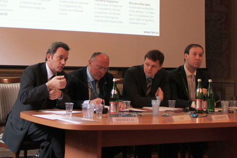 Il tavolo dei relatori al convegno "Dialogo energetico" al Centro Russo di Scienze e Cultura di Roma. Da sinistra Evgeny Utkin, l'onorevole Ugo Lisi, Denis Gubarets, vicepresidente del Centro Russo di Scienze e Cultura di Roma e Igor Bogdashev, consi