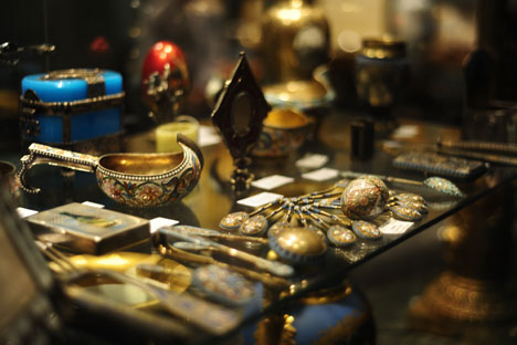 "Uova Fabergé" di Fedor Ruckert, in vetrina, all'apertura del 33mo Salone russo dell'Antico alla Casa Centrale degli Artisti di Mosca (Foto Itar-Tass/Zurab Dzhavakhadze)