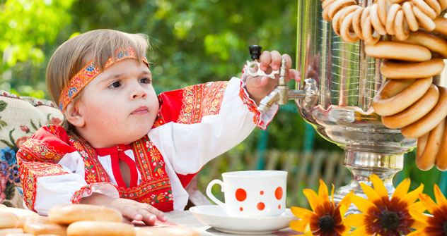 In Russia si sorseggia il tè con spicchi di limone, miele e biscottini (Foto: Lori/Legion Media)