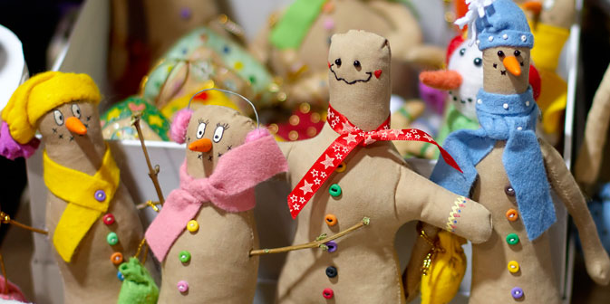 Decorazioni artigianali da appendere all'albero di Natale (Foto: Elena Pochetova)