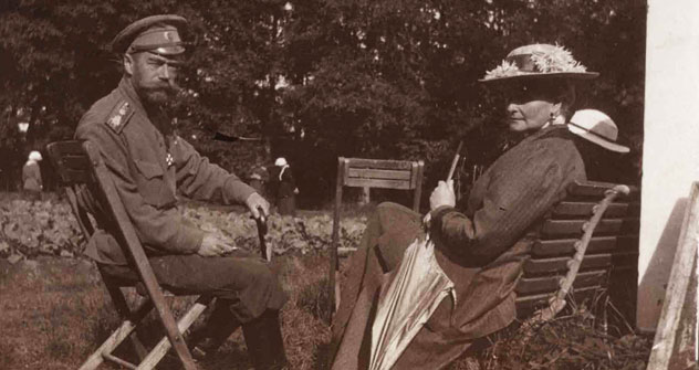 Lo zar Nicola II e la zarina Aleksandra Fedorovna nella residenza imperiale di Tsarskoye Selo, nel 1917 (Foto: Archivio statale della Federazione Russa)