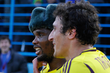 I giocatori Samuel Eto'o e Rasim Tagirbekov, in primo piano, dell'Anzhi festeggiano un goal al Cska Mosca in una delle ultime gare del campionato russo (Foto: Ria Novosti)