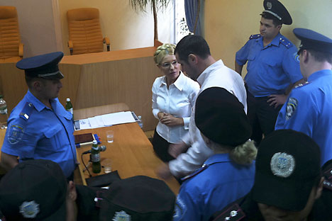 Yulia Tymoshenko, al centro, circondata da poliziotti ucraini nel corso del processo che la vide condannata a 7 anni di reclusione (Foto: Aleksandr Prokopenko / Reuters)