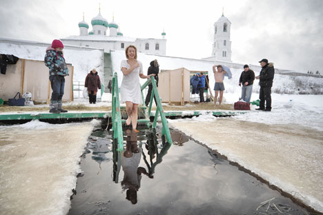 Les habitants creusent un trou en forme de croix sur une étendue d'eau gelée. Crédit photo : ITAR-TASS