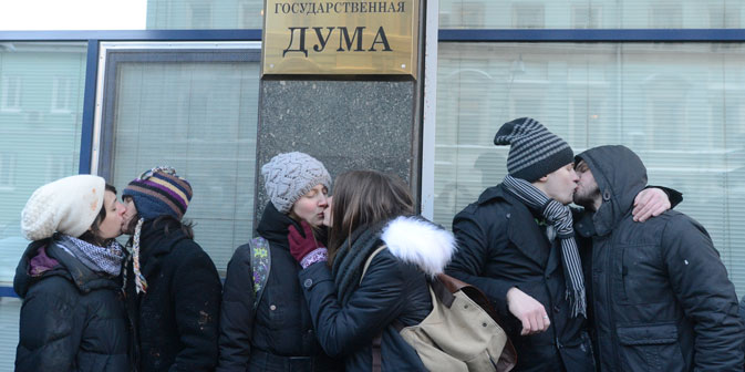 Un momento delle proteste a difesa dei diritti gay, davanti alla Duma di Mosca, il 25 gennaio 2013 (Foto: Ria Novosti)