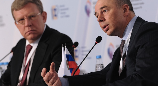 Alexei Kudrin (sinistra), presidente del consiglio di amministrazione dell'Istituto Gaidar per la politica economica, e Anton Siluanov, ministro russo delle Finanze, al Forum Gaidar 2013 “La Russia e il mondo: sfide per l'integrazione” (RIA Novosti)