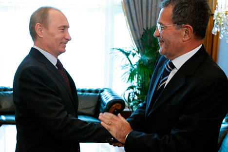 Il Presidente russo Vladimir Putin stringe la mano all'ex premier italiano Romano Prodi in visita a Mosca (Foto: AP)