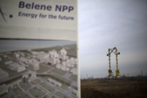 Sullo sfondo, dietro al pannello illustrativo del cantiere, le gru che lavorano alla costruzione della centrale nucleare di Belene, a Nord di Sofia (Foto: Reuters / Stoyan Neno)