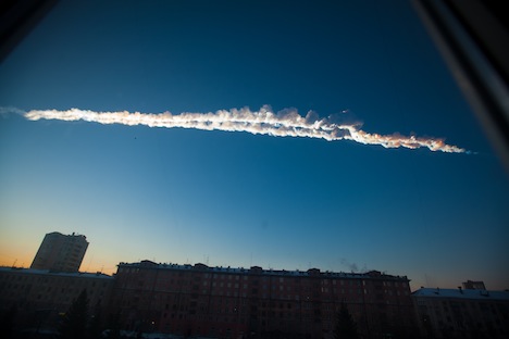 La pioggia di meteoriti immortalata su Chelyabinsk (Foto: AP / Ekaterina Pustynnikova)