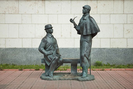 Il monumento dedicato agli eroi della letteratura inglese, Sherlock Homes e il dottor Watson, eretto vicino al nuovo edificio dell’Ambasciata britannica a Mosca (Foto: Kultura.rf)