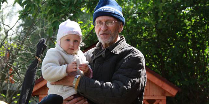 Vjacheslav, che per arrotondare la pensione fa il nonno a pagamento (Foto: avito.ru)