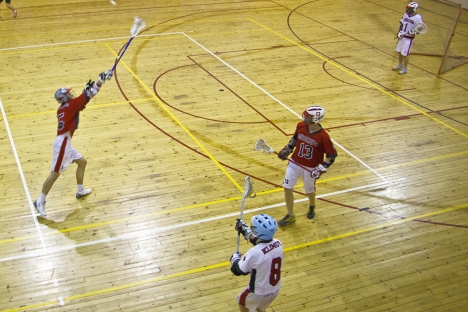 Fasi di gioco del lacrosse, sport di origini nordamericane, che prende piede in Russia (Foto: Alexander Ganyushin / Russia Oggi)