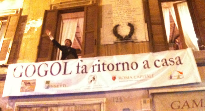 L'attore nei panni di Gogol che si affaccia dalla casa-museo dedicata allo scrittore russo e inaugurata a Roma,  il 20 marzo 2013 (Foto: Elena Zucco)