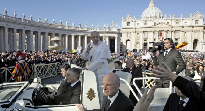 Papa Francesco a San Pietro saluta i fedeli nel giorno della sua intronizzazione (Foto: Reuters / Vostock)