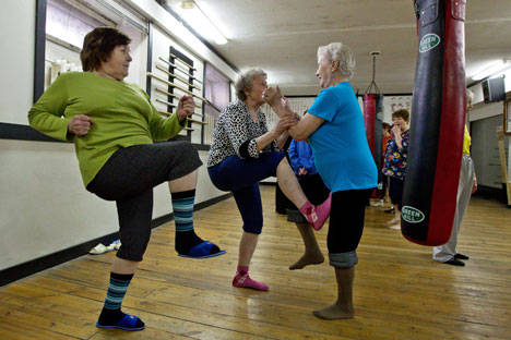 Lezione di ginnastica per donne di terza età (Foto: Yakov Andreev / RIA Novosti)