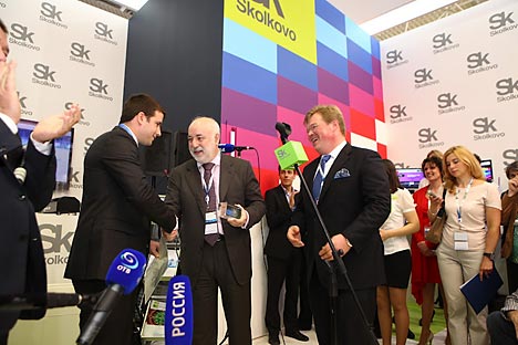 Il presidente della Fondazione Skolkovo Viktor Vekselberg (al centro) rilascia il 500° certificato e un mattone di cristallo all'azienda israeliana Parasight (Foto: Ufficio stampa)