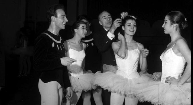 Al centro, il coreografo russo, naturalizzato americano, George Balanchine sistema l'acconciatura a una giovanissima Carla Fracci (Foto: Erio Piccagliani / Teatro alla Scala)