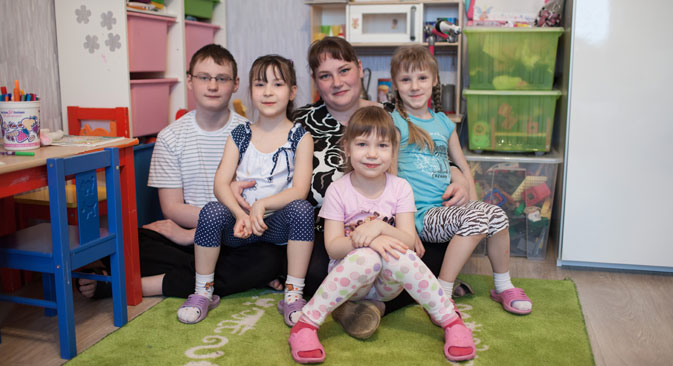 Quadretto di famiglia: Elena con (da sinistra a destra) Andrei, Praskovya, Yulia e Marina (Foto: Sergei Savostianov)