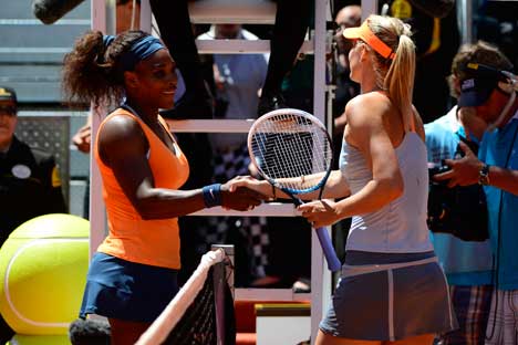 Maria Sharapova (a destra) e Serena Williams nella finale del Madrid Masters a Madrid, il 12 maggio 2013. La siberiana fu sconfitta dall'americana 6-1, 6-4 (Foto: AFP Photo/Javier Soriano)