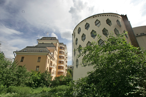 Casa Melnikov (a destra) potrebbe venire danneggiata dalla costruzione di un parcheggio sotterraneo vicino al monumento (Foto: Itar-Tass)