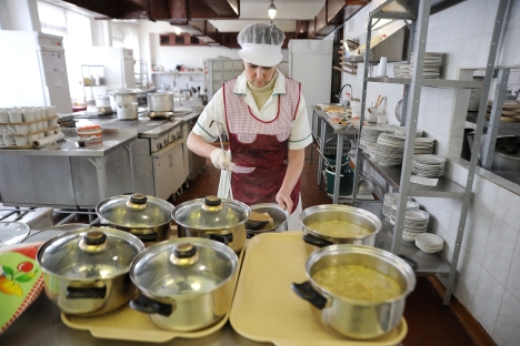 I russi preferiscono mangiare cibi preparati a casa, piuttosto che andare a cena fuori (Foto: Itar-Tass)