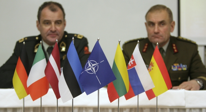 Gli attacchi informatici aumentano e il mondo si organizza per difendersi. Nella foto, da sinistra a destra: il ministro della Difesa estone Ants Laaneots e il comandante della Nato, generale Koen Gijsbers (Foto: Reuters)