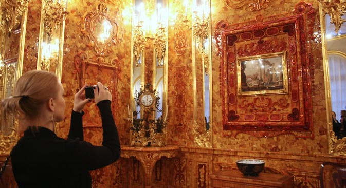 La camera d'ambra è stata riaperta al pubblico per i 300 anni di San Pietroburgo (Foto: Itar-Tass)