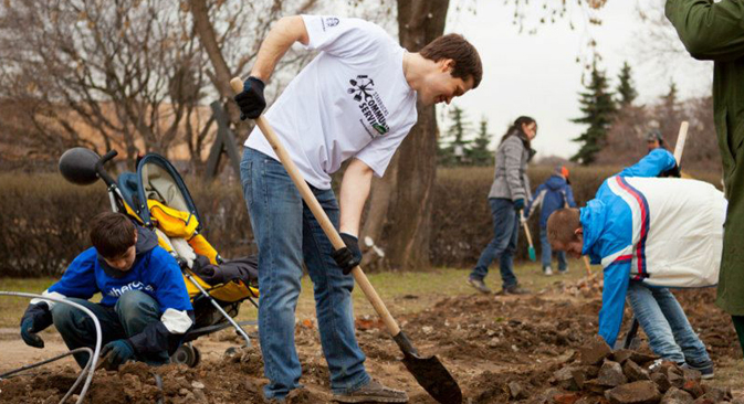 Più di 400 volontari hanno partecipato all'iniziativa di pulizia del parco Muzeon a Mosca (Foto: Ufficio Stampa)