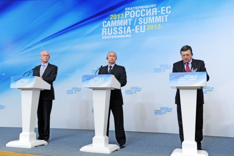 La conferenza stampa post summit Russia-Ue del 4 giugno 2013, con il Presidente Vladimir Putin (al centro) e José Barroso (a destra) (Foto: RIA Novosti / Michael Klimentyev)