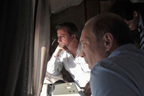 Il Presidente Vladimir Putin, a destra, e il premier britannico David Cameron nel loro incontro a Sochi (Foto: Reuters)