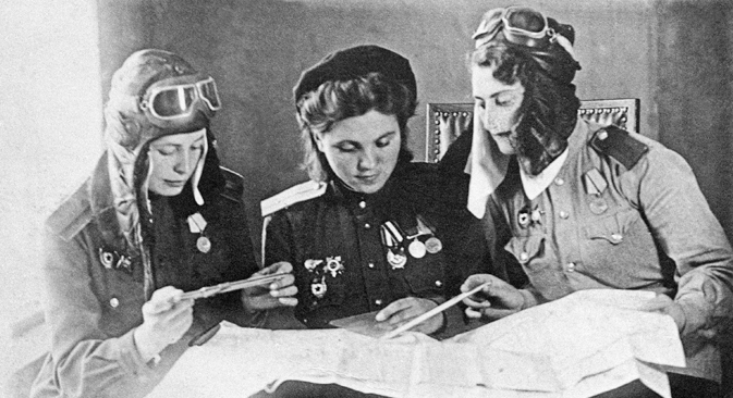 Le donne pilota Tanya Rozova, Sonia Vontianik e Linda Gkoloumpeva prima di una battaglia aerea, il 10 agosto 1944 (Foto: Itar-Tass)