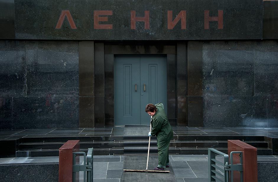 Un'adetta alle pulizie del Comune di Mosca spazza l'ingresso del Mausoleo di Lenin in Piazza Rossa. 