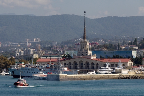 Il porto di Sochi sul Mar Nero è uno dei più grandi di Russia, ma quello di Taman, sulla carta, andrà a superare le sue dimensioni e il suo traffico (Foto: Mikhaïl Mokrouchine/RIA Novosti) 