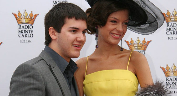 Il figlio del famoso oligarca russo a capo della Lukoil Vagit Alekperov, Yusuf (a sinistra), alla corsa di cavalli "Grand Prix di Radio Monte-Carlo", presso l'Ippodromo centrale di Mosca (Foto: Kommersant)