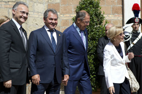 Mario Mouro, ministro italiano de Defensa (a la izquierda), junto con su homólogo ruso, Serguéi Shoigú. Serguéi Lavrov (en el centro) y Emma Bonino, ministros de Exteriores de Rusia e Italia, respectivamente. Fuente: AP.