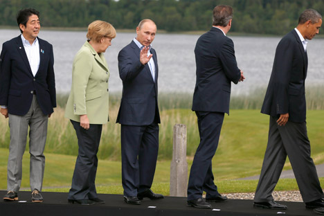 I leader del G8 in Irlanda del Nord. Da sinistra: il primo ministro giapponese Shinzo Abe, la cancelliera tedesca Angela Merkel, il Presidente russo Vladimir Putin, il primo ministro britannico David Cameron e il presidente Usa Barack Obama (Foto: AP)
