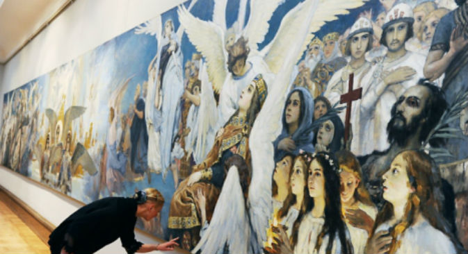 Un'addetta osserva il disegno preliminare per la "Gioia giusta di Dio. Trittico", alla mostra di Viktor Vasnecov alla Galleria Tretyakov (Foto: RIA Novosti / Vladimir Vyatkin)