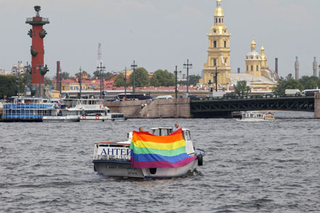 Un'imbarcazione sulla Neva, a San Pietroburgo, con la bandiera simbolo del movimento omosessuale in un'azione di protesta (Foto: AP /  Dmitri Lovetsky)