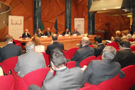 Relatori e spettatori nella Sala delle Colonne della Camera dei Deputati, a Roma, per la conferenza "Stato e prospettive future della cooperazione euro-russa" (Foto: Elena Zucco)