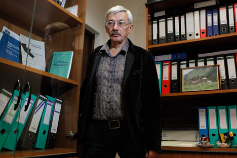 Oleg Orlov, capo del Memorial Centre per i diritti umani, nel suo ufficio a Mosca. Il Memorial Centre ha ottenuto contributi per quasi 200mila dollari per realizzare tre progetti (Foto: Reuters)