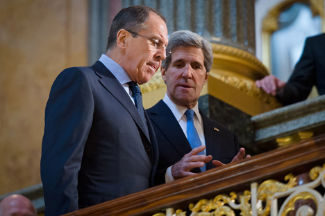 Il ministro russo degli Esteri Sergei Lavrov, a sinistra, insieme al segretario di Stato americano John Kerry (Foto: AFP / East News)