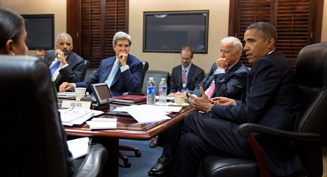 Il presidente degli Stati Uniti Barack Obama, al tavolo con il suo staff per discutere la situazione in Siria e un possibile attacco a Damasco (Foto: Pete Souza / Official White House)