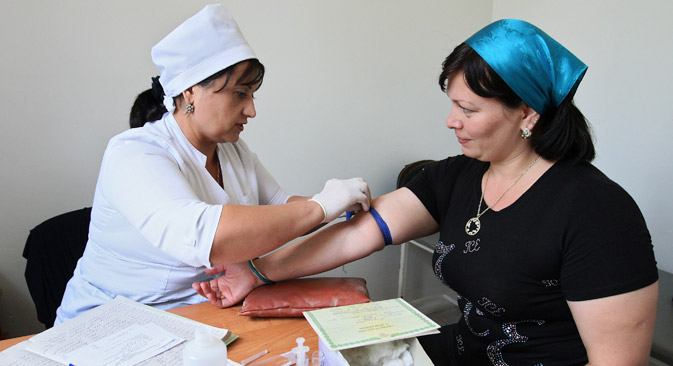 Elvira Mikhailovna da 18 mesi lavora in Cecenia per insegnare il mestiere alle giovani infermiere del posto (Foto: RIA Novosti)