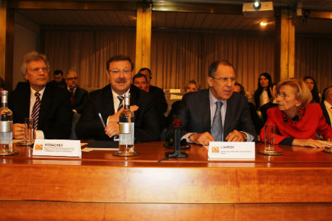 A destra, Emma Bonino e Sergei Lavrov al tavolo dei relatori (Foto: Evgeny Utkin)